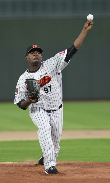 선발등판한 유먼선수의 역투모습